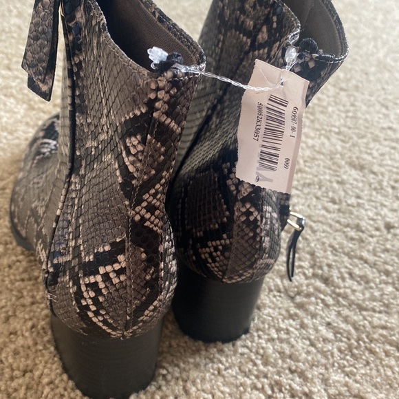 NWT Old navy snakeskin print boots. - Picture 8 of 9